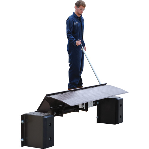 Niveleur de quai m&eacute;canique Edge-O-Dock, 99" la, 72" Largeur de la plateforme, 29" Port&eacute;e The Estey Group