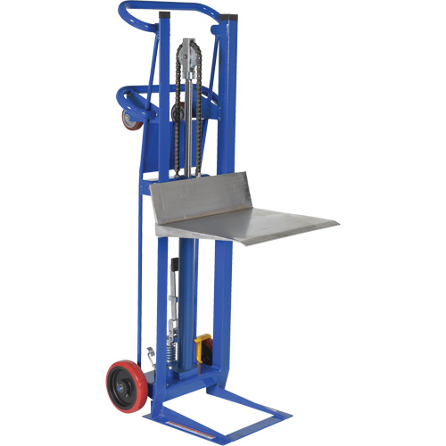 Gerbeur &agrave; plateforme hydraulique, M&eacute;canisme Pompe au pied, Capacit&eacute; de 750 lb, Levage max de 52" The Estey Group