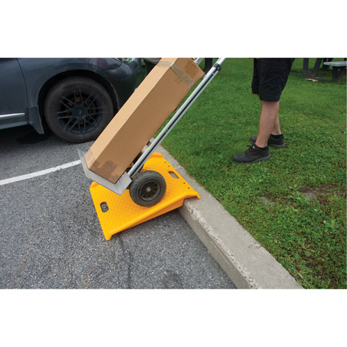 Rampe de trottoir portable en poly pour diable, Capacit&eacute; de 1000 lb, 27" la x 27" lo The Estey Group