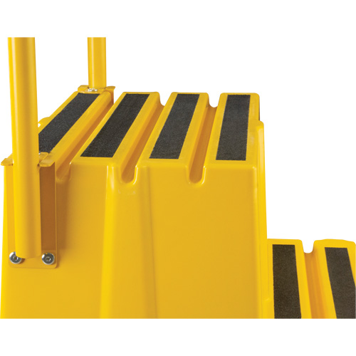 Escabeau industriel, 4 marches, 44" x 22-1/4" x Hauteur 65-1/8" The Estey Group