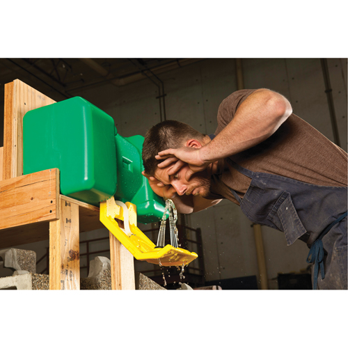 Poste de douche oculaire, Aliment&eacute; par gravit&eacute;, Capacit&eacute; 9 gal., Conformit&eacute; ANSI Z358.1 The Estey Group