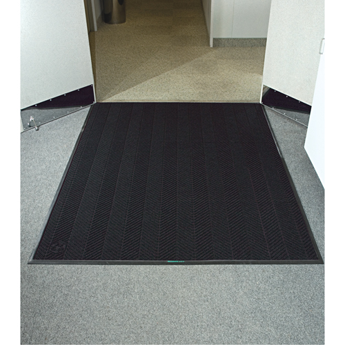 Tapis WaterHog Max Classic &agrave; motif chevrons, Essuie-pieds/grattoir, 6' x 8' x 3/8", Fum&eacute;e noire The Estey Group