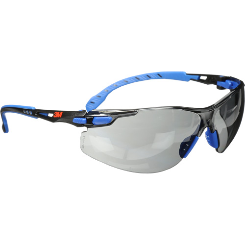 Lunettes de s&eacute;curit&eacute; Solus avec lentilles Scotchgard, Lentille Grise/fum&eacute;e, Antibu&eacute;e, R&eacute;pond ou surpasse la norme CSA Z94.3 The Estey Group
