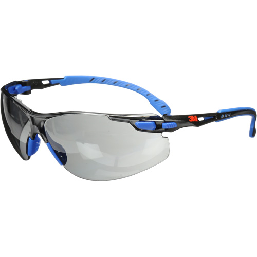 Lunettes de s&eacute;curit&eacute; Solus avec lentilles Scotchgard, Lentille Grise/fum&eacute;e, Antibu&eacute;e, R&eacute;pond ou surpasse la norme CSA Z94.3 The Estey Group