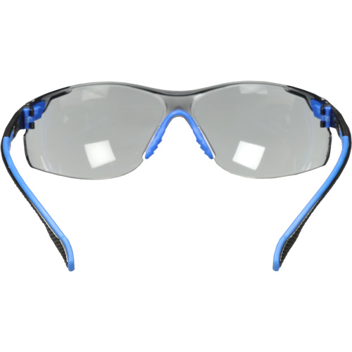 Lunettes de s&eacute;curit&eacute; Solus avec lentilles Scotchgard, Lentille Grise/fum&eacute;e, Antibu&eacute;e, R&eacute;pond ou surpasse la norme CSA Z94.3 The Estey Group