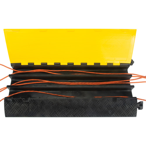 Protecteur de c&acirc;bles en polyur&eacute;thane, 3 canaux, 35,43" lo x 19,69" la x 3" h The Estey Group