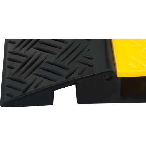 Protecteur de c&acirc;bles en polyur&eacute;thane, 5 canaux, 35,43" lo x 19,69" la x 2" h The Estey Group