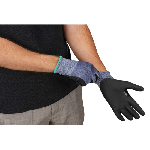 Gants r&eacute;sistant &agrave; la coupe, Taille Petit, Calibre 15, Rev&ecirc;tement Mousse de nitrile, Enveloppe en PEHP, ASTM ANSI niveau A3 The Estey Group