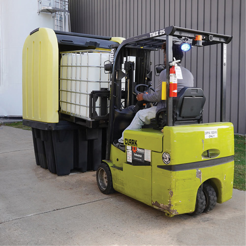 Palette anti-d&eacute;versement jaune &agrave; couvercle rigide roulant avec drain, 65" lo x 65" la x 101" h, Capacit&eacute; de charge 5000 lb The Estey Group