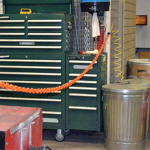 Ensemble de barri&egrave;re &agrave; chaîne magn&eacute;tique pour l'entrep&ocirc;t, Orange, Maillon de 2", 15' de long The Estey Group