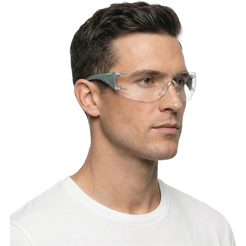 Lunettes de s&eacute;curit&eacute; gris/vert Adapt Lite, Lentille Transparent, Antibu&eacute;e/Anti-&eacute;gratignures, ANSI Z87+/R&eacute;pond ou surpasse la norme CSA Z94.3 The Estey Group