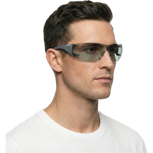 Lunettes de s&eacute;curit&eacute; Adapt Lite, Lentille Int&eacute;rieur/ext&eacute;rieur, Antibu&eacute;e/Anti-&eacute;gratignures, ANSI Z87+/R&eacute;pond ou surpasse la norme CSA Z94.3 The Estey Group