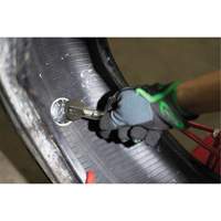 Outil robuste de roulage pour r&eacute;paration de pneus avec roulette &agrave; patch en acier The Estey Group