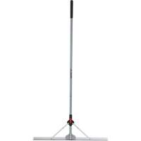 R&acirc;teau &agrave; niveler pour am&eacute;nagement paysager avec t&ecirc;te pliante, Manche Fibre de verre, 36" la, Lame Aluminium The Estey Group