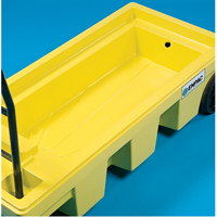 Chariots Poly-Spillcart, 66,5" lo x 29" la x 43,9" h, Cap. de d&eacute;versement 57 gal. US The Estey Group
