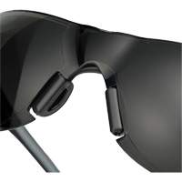Lunettes de s&eacute;curit&eacute; Adapt Lite, Lentille Fum&eacute;e, Antibu&eacute;e/Anti-&eacute;gratignures, ANSI Z87+/R&eacute;pond ou surpasse la norme CSA Z94.3 The Estey Group